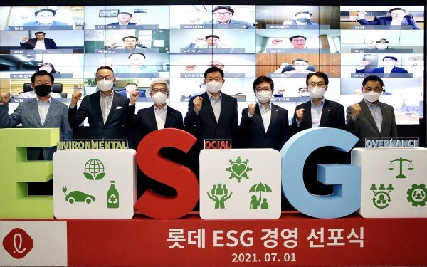 ‘ESG 경영 선포식’에서 이영구 식품BU장, 이동우 롯데지주 대표이사, 송용덕 롯데지주 대표이사, 신동빈 롯데 회장, 강희태 유통BU장, 김교현 화학BU장, 이봉철 호텔&서비스BU장(왼쪽부터)이 기념 촬영을 하고 있다. 사진제공｜롯데