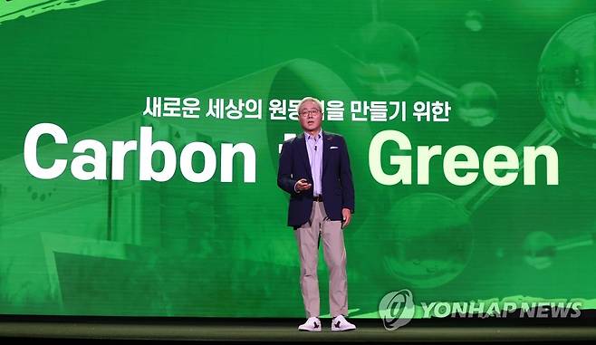 SK이노 "탄소에서 그린으로" (서울=연합뉴스) 서명곤 기자 = 1일 오전 서울 여의도 콘래드호텔에서 열린 'SK이노베이션 스토리 데이(Story Day)' 행사에서  김준 총괄사장이 중장기 핵심 사업 비전 및 친환경 전략에 대해 발표하고 있다.  2021.7.1 seephoto@yna.co.kr