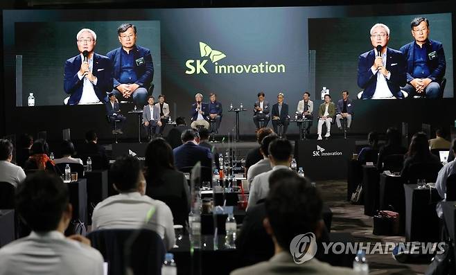 중장기 비전 발표하는 김준 SK이노베이션 사장 (서울=연합뉴스) 서명곤 기자 = 1일 오전 서울 여의도 콘래드호텔에서 열린 'SK이노베이션 스토리 데이(Story Day)' 행사에서  김준 총괄사장, 지동섭 SK이노베이션 배터리 사업대표, 나경주 SK종합화학 사장 등 경영진이 취재진의 질문에 답하고 있다.   2021.7.1 seephoto@yna.co.kr