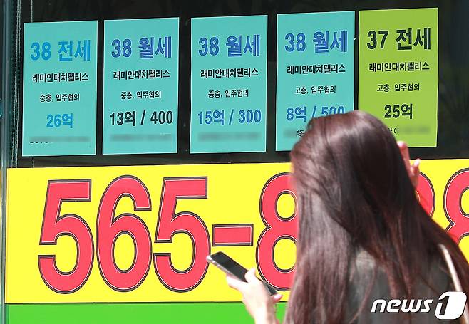 서울 강남구 한 부동산 중개업소의 매물 시세표. © News1 구윤성 기자