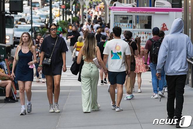 미국 뉴욕 거리의 2021년 6월 25일 모습. 백신 접종이 이뤄지면서 야외에서 마스크를 쓰지 않은 사람들이 많이 보이지만, 전문가들은 델타 변이의 확산을 우려하고 있다. © AFP=뉴스1