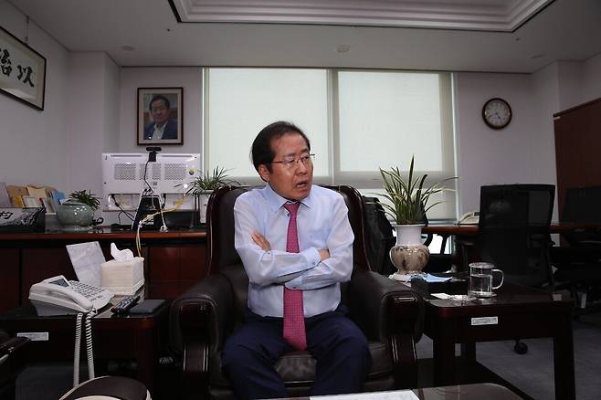 홍준표 국민의힘 의원이 1일 오후 국회 의원회관에서 <한겨레>와 인터뷰 하고 있다. 김봉규 선임기자 bong9@hani.co.kr