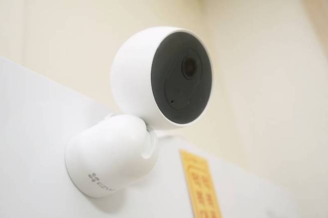 자석 덕분에 다른 도구 도움없이 냉장고에 붙이는 식으로 설치할 수도 있다