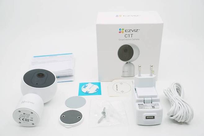 C1T 구성품. 스티커, 자석 부착용 철판, 나사 등 다양한 설치 옵션을 제공한다