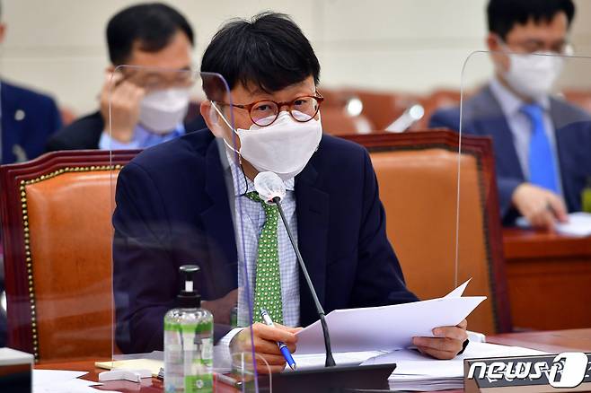 (서울=뉴스1) 이동해 기자 = 도규상 금융위 부위원장이 23일 국회 정무위원회 법안심사제1소위원회에서 의원 질의에 답변을 하고 있다. 2021.6.23/뉴스1