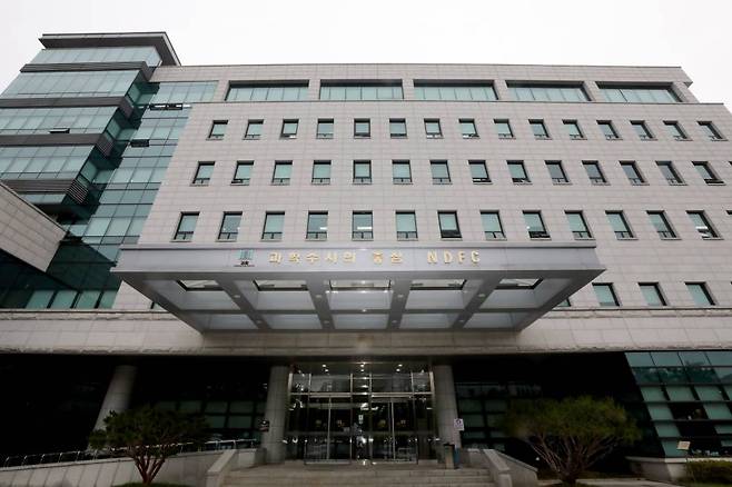 [서울=뉴시스]김병문 기자 = 세월호 참사 진상규명 특별검사팀이 대검찰청 통합디지털증거관리시스템 서버를 추가 압수수색 중인 15일 오전 서울 서초구 대검찰청 국가디지털포렌식센터가 보이고 있다. 2021.06.15. dadazon@newsis.com