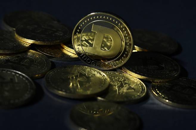 도지 코인과 비트코인 모형들. [연합]