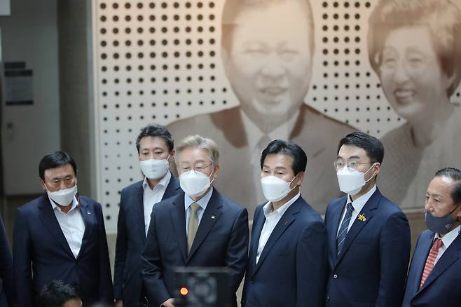 2일 오후 전남 목포시 산정동 김대중 노벨평화상 기념관에서 이재명 경기지사가 방문 소감을 밝히고 있다. [연합]