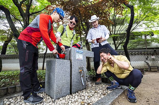 한사랑산악회의 명장면 중 하나인 이택조 부회장의 세수. 그는 굉장히 거칠고 요란하게 얼굴은 물론, 귓등까지 피부가 빨개질 정도로 세수하는 장면을 연출해 2030세대의 공감을 자아냈다.