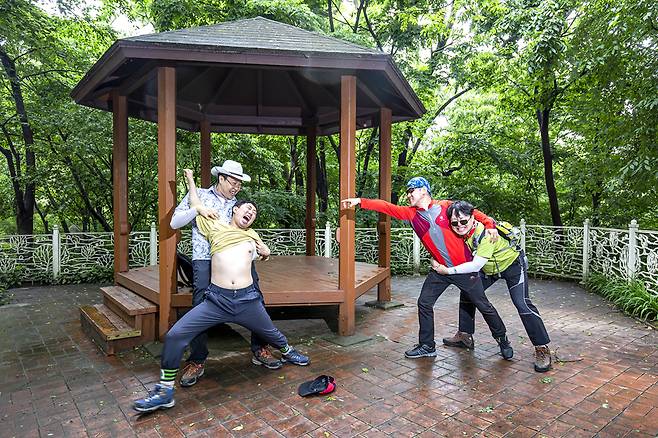 멤버들은 산행 중에 서로 자기 할 말만 하면서 다른 이의 말에는 잘 호응해 주지 않는다. 그러다 싸움이 일어나기도  일쑤. 2030세대 눈에 비친 중년의 특징 중 하나다.