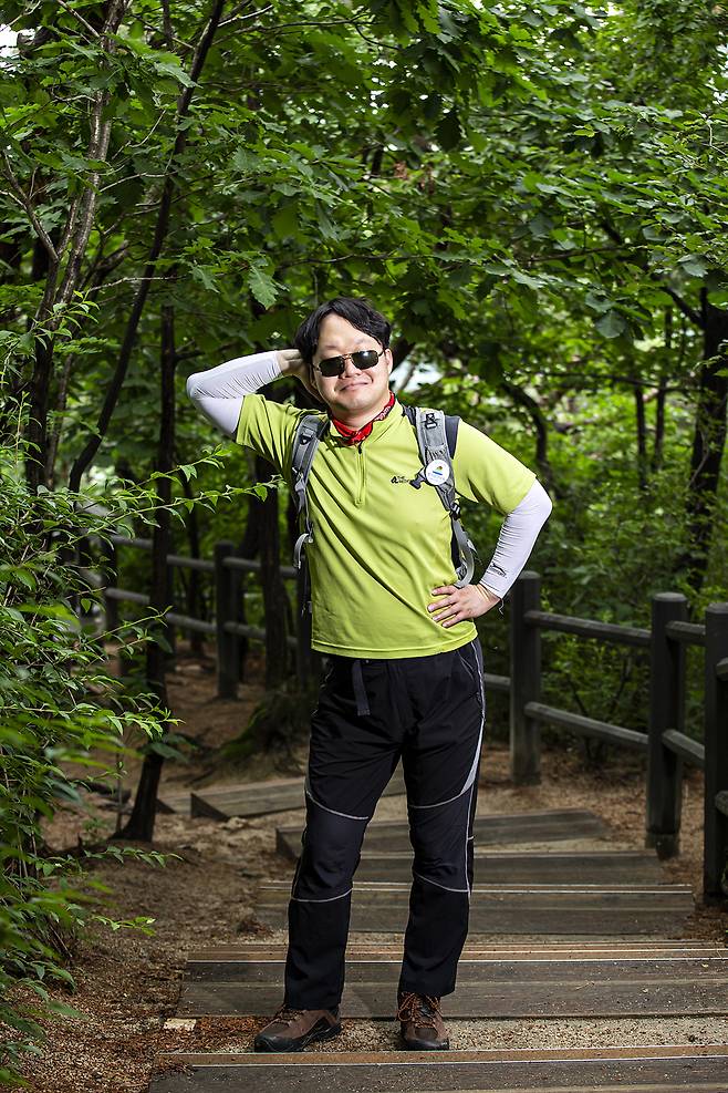물리교사 정광용 역할의 정재형. 산행 중에 풀을 보면 “이건 먹을 수 있는 것”이라고 아는 체하며 잘못 먹었다가 도로 뱉어내곤 한다.