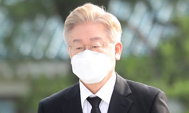 대선출마를 선언한 이재명 경기지사가 1일 서울 동작구 국립서울현충원 현충탑에서 참배하고 있다. 국회사진기자단