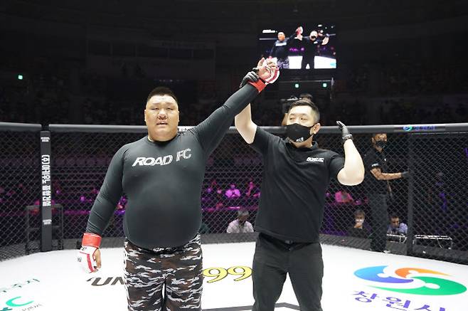 ‘야쿠자 파이터’ 김재훈이 ‘영화배우’ 금광산을 상대로 승리한 뒤 기뻐하고 있다. 사진=로드FC