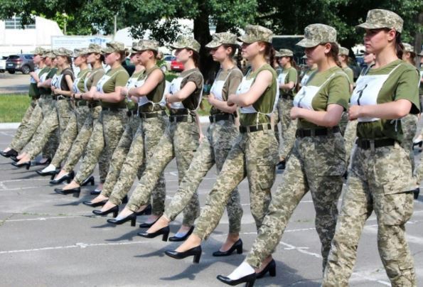 검은색 펌프스 하이힐을 신은 우크라이나 여군들이 행진 연습을 하고 있다. (BARRON'S 갈무리) © 뉴스1