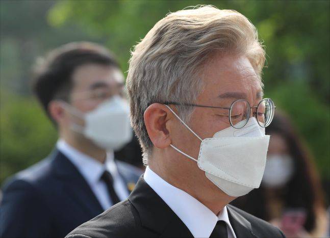 대선출마를 공식 선언한 이재명 경기도지사가 1일 오전 서울 동작구 국립서울현충원 현충탑을 참배하고 있다. ⓒ국회사진취재단