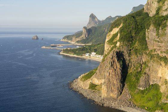 울릉도 바다는 깊다. 울릉도등대(태하등대)에서 본 현포항. 백종현 기자