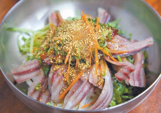 꽁치물회. 전형적인 경북식 물회로 되직한 고추장 양념과 채소, 꽁치살에 물을 부어 먹는다. 손민호 기자