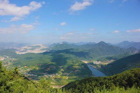 제천의 남쪽에 있는 단양은 충주호와 소백산을 가지고 있다. 수려한 산세와 물길에 '단양 8경'이라는 아름다운 자원을 가지고 있다. [사진 pixabay]