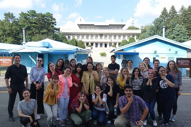 2019년 이전 회차에서 한국문화강좌를 수강한 외국 대학생들의 JSA 탐방