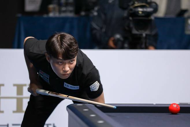 샷 한 뒤 큐를 빼지 않고 자세를 유지한 채 수구 진행을 지켜보는 최성원. [파이브앤식스 제공]