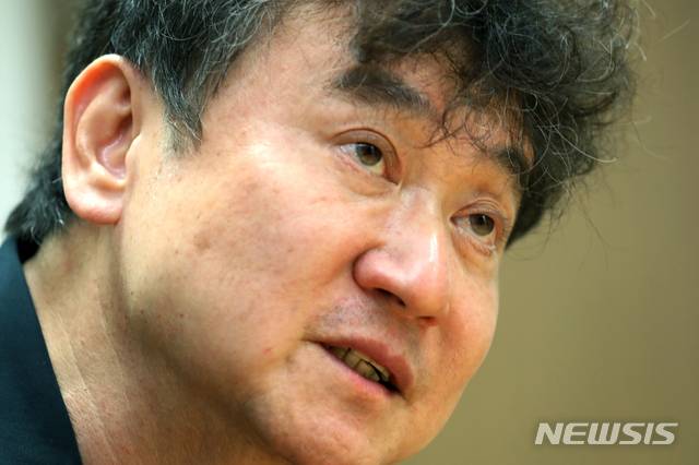 [서울=뉴시스]박진희 기자 = 역사소설 '고구려' 김진명 작가가 28일 서울 중구 뉴시스 본사에서 인터뷰를 하고 있다. 2021.06.28. pak7130@newsis.com