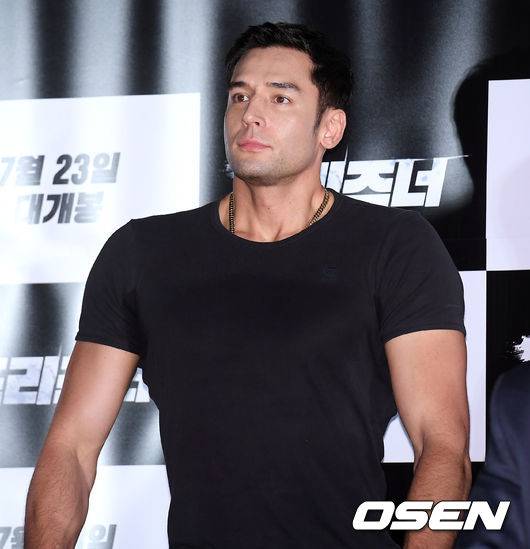 [OSEN=조은정 기자] 16일 오후 서울 용산구 CGV용산아이파크몰에서 영화 ‘프리즈너' 언론배급시사회가 열렸다.배우 줄리엔 강이 착석하고 있다. /cej@osen.co.kr