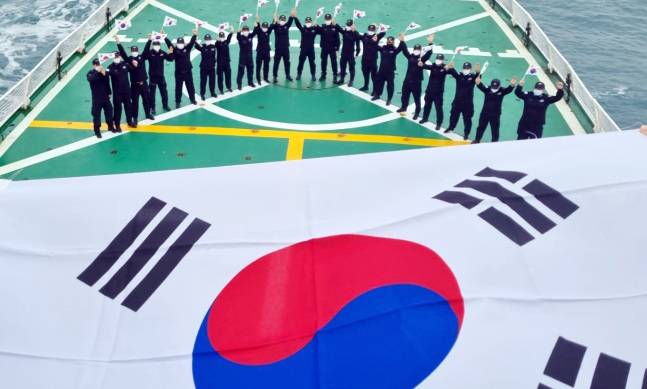제 102주년 3·1절을 하루 앞둔 지난 2월 28일 오전 전남 신안군 가거도 앞 해상에서 목포해양경찰서 관계자들이 태극기를 휘날리는 퍼포먼스를 하고 있다.목포해양경찰서