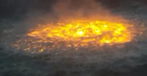 멕시코 현지시간으로 2일 오전 5시 15분경, 국영석유회사 페멕스의 수중 파이프라인에서 가스가 누출돼 화재가 발생했다