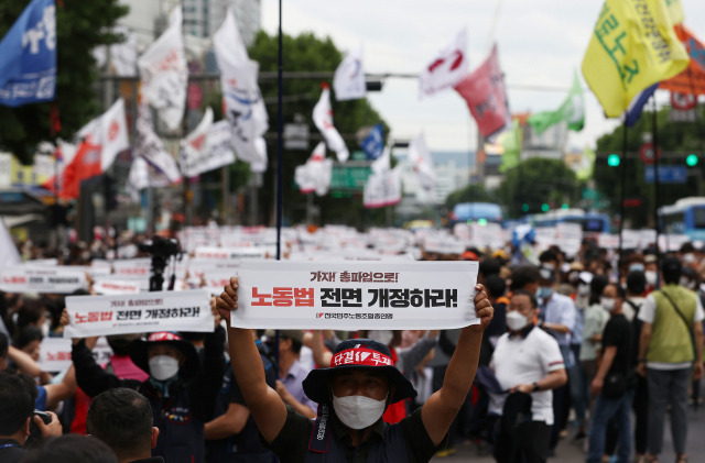 3일 오후 종로3가에서 민주노총 조합원들이 노동법 전면 개정 등을 요구하며 도로를 점거한 채 전국노동자대회를 열고 있다. /연합뉴스