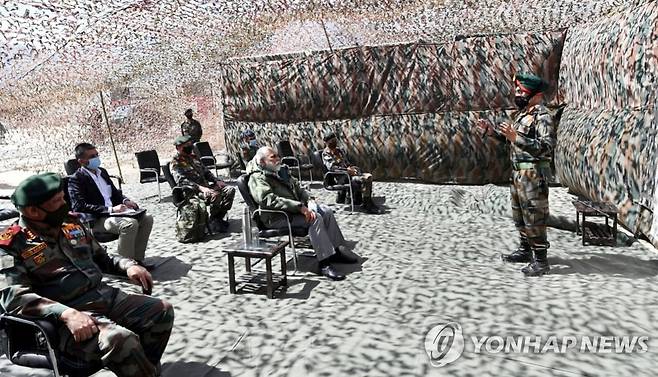 국경충돌 일선에서 브리핑 듣는 인도 총리 (라다크 EPA=연합뉴스) 나헨드라 모디 인도 총리(가운데)가 지난해 7월(현지시간) 군 고위 관계자들을 대동하고 중국과의 국경충돌이 발생한 북부 라다크 지역의 중심도시 레를 방문해 브리핑을 듣고 있다. [인도 정부 공보국 제공. 재판매 및 DB 금지] jsmoon@yna.co.kr