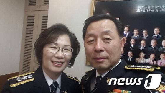 지난 2015년 1월 당시 총경 승진임용 예정자로 내정된 구본숙 경정과 김성섭 총경 부부(뉴스1 자료 사진)© 뉴스1