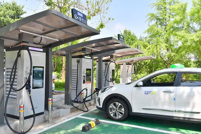 서울 국회에 운영 중인 전기차 충전소.