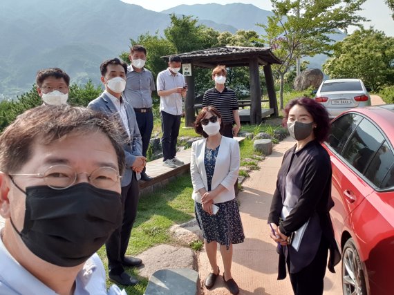 2021 대한민국 국토대전 심사위원들이 '화개천변 경관보전 및 개선사업' 현장을 방문해 기념 사진을 찍고 있다. 맨 앞줄 왼쪽부터 배웅규 중앙대교수, 윤정미 충남연구원 선임연구위원, 신은주 (유)디자인연구소 두다 대표.