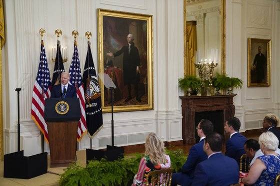 바이든 미국 대통령이 지난달 25일(현지시간) LGBTQ를 위한 행사를 열고 있습니다. AP=연합뉴스