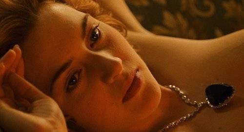 '대양의 심장(Heart of the Ocean)'이라는 블루 다이아몬드를 착용한 영화 '타이타닉'의 여주인공 로즈(케이트 윈슬렛 분)의 블루 다이아몬드 목걸이. [영화 '타이타닉' 스틸]