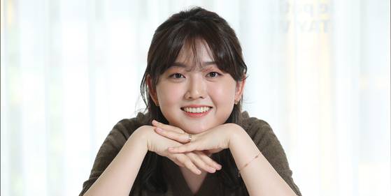 Webtoonist Namsoo, the author of Naver Webtoon series ″Romance 101,″ sits down for an interview with the Korea JoongAng Daily at a cafe in western Seoul. [PARK SANG-MOON]