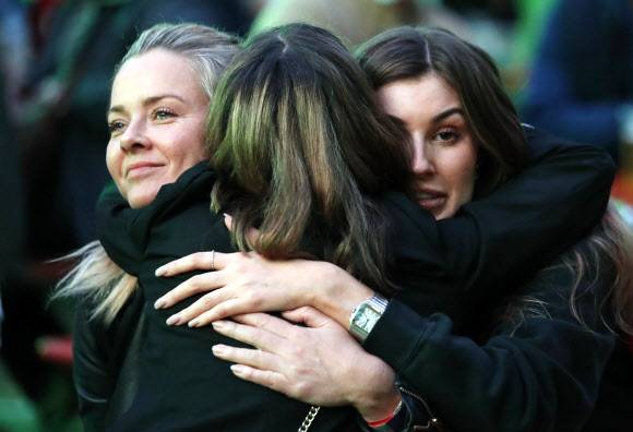 잉글랜드 축구팬들이 3일(현지시간) 영국 뉴캐슬에서 잉글랜드와 우크라이나의 ‘유로 2020’ 8강전 경기를 관람하고 있다.AP 연합뉴스