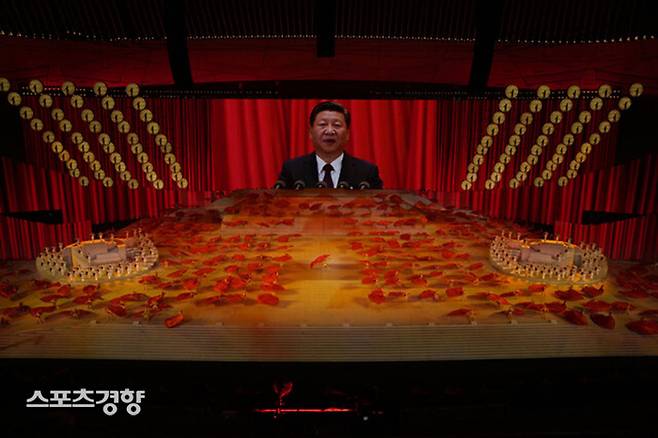 중국 베이징에서 28일 공산당 창당 100주년 축하공연이 펼쳐지는 가운데 대형 스크린에 시진핑 국가주석 등 지도부가 당에 충성을 맹세하는 장면이 보이고 있다. AP연합뉴스