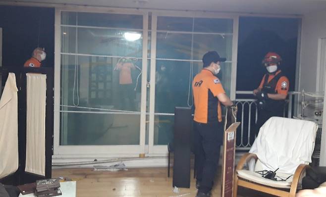 아파트 창문 고정 [부산소방재난본부 제공·재판매 및 DB 금지]