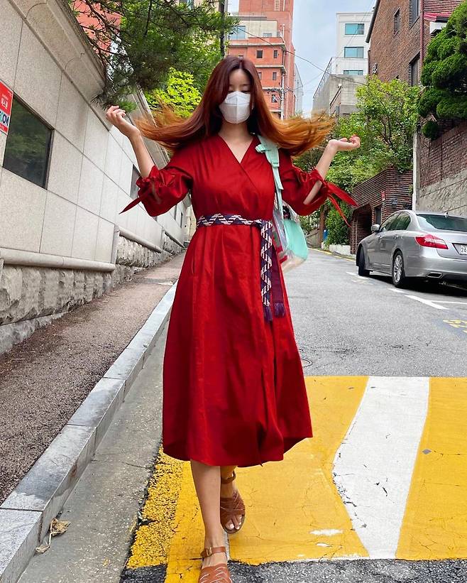 Actor Park Sol-mi takes a break from equal circle fashion due to The rain seasonOn the 5th, Park Sol-mi said through his instagram, You look really tired, dont you? Monday?Now the rainy season # It is a cool morning for a while. I want to go to the mart and look at the intestines! # I do not see the Monday and posted several photos.In the public photos, Park Sol-mi, who finished the equal circle look with a red dress and sandals, attracts attention.Meanwhile, Park Sol-mi has two girls in 2013 with Actor Han Jae-suk and marriage.Currently, he is working as a narrator for KBS 2TV Superman Returns with his best friend.