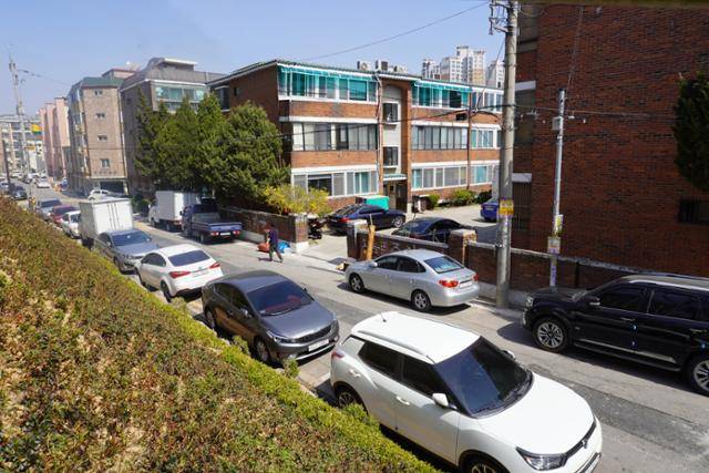 도시재생 뉴딜사업 구역인 고양 원당 주교동 크로바 빌라 앞길. 마을안길 개선 사업 이전, 좁고 주변 환경도 깨끗하지 않은 모습이다. 원당도시재생현장지원센터 제공