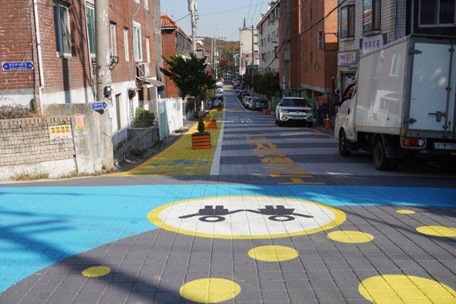 도시재생 뉴딜사업 구역인 고양 원당 주교동 장수빌라 사거리 모습. 마을안길 개선 사업 이후 모습. 원당도시재생현장지원센터 제공