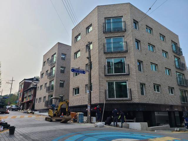 도시재생 뉴딜사업 구역인 고양 원당 주교동에 지상 5층짜리 빌라 2개동이 지어지고 있다. 당초 이 부지엔 단독주택 1가구, 상가 2개가 있었으나 토지주들과 협의해 16가구가 살 수 있는 빌라 건립이 결정됐다. 이종구 기자