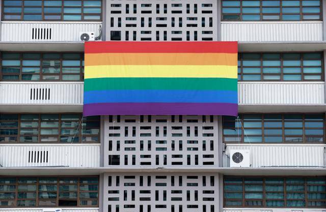 지난달 9일 서울 종로구 주한미국대사관 외벽에 성소수자(LGBT)를 상징하는 무지개 깃발이 걸려 있다. 주한미국대사관은 지난 2017년 부터 성소수자들에 대해 평등한 권리를 지지한다는 의미로 무지개 깃발을 걸어왔다. 뉴시스