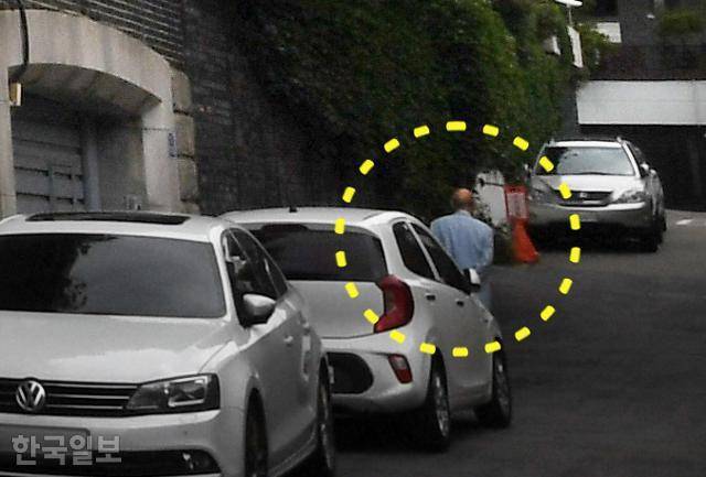 전두환(노란색 원) 전 대통령이 5일 오전 10시 30분께 혼자서 서울 연희동 자택 쪽문을 빠져나오고 있다. 홍인기 기자