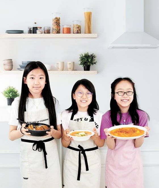 정송은 학생기자·조하나 학생모델·강라임 학생기자(왼쪽부터)가 로제소스 열풍의 주역 로제 떡볶이를 직접 맛보고 솔직한 평가를 내린 후, 집에서 만들어 볼 수 있는 로제소스 요리 레시피도 배워봤다.