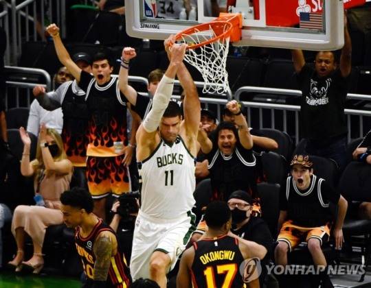 초창기 농구룰부터 있었던 5초룰은 시간 관련 바이얼레이션으로 위반하면 실책으로 기록된다. 사진은 올 시즌 NBA 최종 챔피언 결정전에 오른 밀워키 벅스 로페스의 덩크 모습. [EPA=연합뉴스]