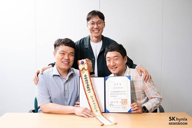 [서울=뉴시스] SK하이닉스 SHE청주환경팀 한만호TL, 김민호 팀장, 이한영 TL.