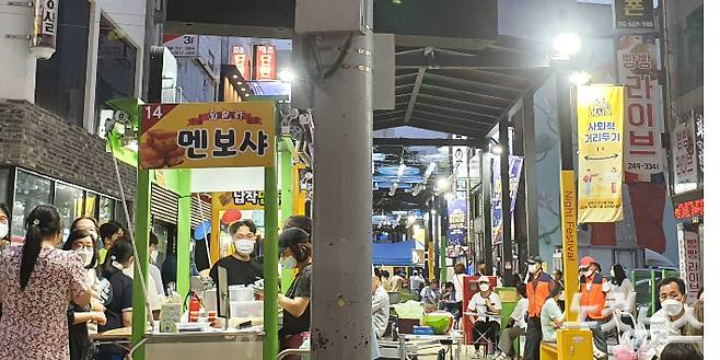 코로나19 여파로 문을 닫았다가 다시 개장한 영일만친구 야시장에 사람들이 모여 북적이고 있다. 포항CBS박소라 인턴기자