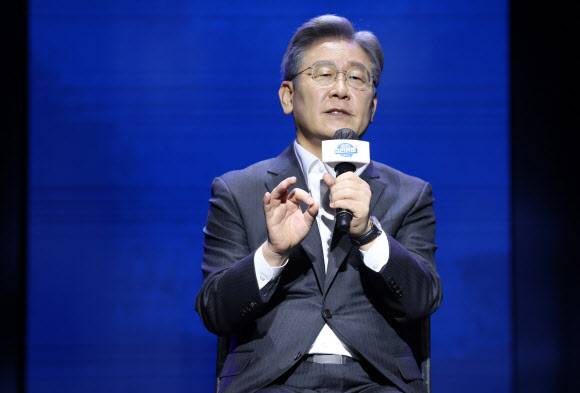 4일 오후 충북 청주시 서원구 CJB컨벤션센터에서 열린 더불어민주당 대선 예비경선 행사 ‘국민면접’에서 이재명 경기지사가 발언하고 있다. 2021.7.4 연합뉴스